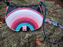 Charger l'image dans la galerie, Patron couture et tutoriel du S'a(r)c-en-ciel - besace arc-en-ciel - sac bandoulière - Sacaptiloup