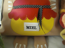 Charger l'image dans la galerie, Sac d'école maternelle/crèche/sac à goûter/sac à doudou ours taille MAXI en simili cuir