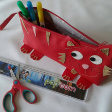Charger l'image dans la galerie, Trousse chat en simili cuir rouge, rose et doré