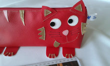 Charger l'image dans la galerie, Trousse chat en simili cuir rouge, rose et doré