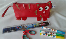 Charger l'image dans la galerie, Trousse chat en simili cuir rouge, rose et doré