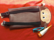 Charger l'image dans la galerie, Sac d'école maternelle/crèche/sac à goûter/sac à doudou enfant singe en simili cuir marron et beige