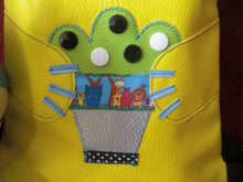 Charger l'image dans la galerie, Sac d'école maternelle/crèche/sac à goûter/sac à doudou enfant lion en simili cuir beige (crinière arrondie)