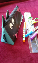 Charger l'image dans la galerie, Trousse de maquillage/bijoux petit loup en simili cuir