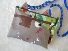 Charger l'image dans la galerie, Patron et tutoriel de Léo le pirate croque-choco - pochette - sac bandoulière - loup - enfant - chocolat -gourmand