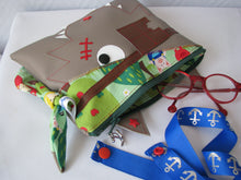 Charger l'image dans la galerie, Patron et tutoriel de Léo le pirate croque-choco - pochette - sac bandoulière - loup - enfant - chocolat -gourmand