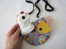 Charger l'image dans la galerie, Patron et tutoriel PDF de Charlotte la cocotte - mini pochette- sac bandoulière - Pâques - poule