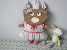 Charger l'image dans la galerie, Sac d'école maternelle/crèche/sac à goûter/sac à doudou enfant petit lapin en simili cuir blanc