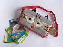 Charger l'image dans la galerie, Patron couture et tutoriel de Mahé, le p'ti Masqué - pochette super chat - banane super chat enfant - Sacaptiloup