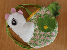 Charger l'image dans la galerie, Patron et tutoriel PDF de Charlotte la cocotte - mini pochette- sac bandoulière - Pâques - poule