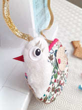 Charger l'image dans la galerie, Patron et tutoriel PDF de Charlotte la cocotte - mini pochette- sac bandoulière - Pâques - poule