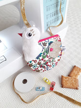 Charger l'image dans la galerie, Patron et tutoriel PDF de Charlotte la cocotte - mini pochette- sac bandoulière - Pâques - poule