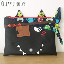 Charger l'image dans la galerie, Patron et tutoriel de Léo le pirate croque-choco - pochette - sac bandoulière - loup - enfant - chocolat -gourmand
