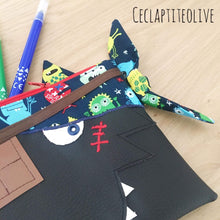 Charger l'image dans la galerie, Patron et tutoriel de Léo le pirate croque-choco - pochette - sac bandoulière - loup - enfant - chocolat -gourmand