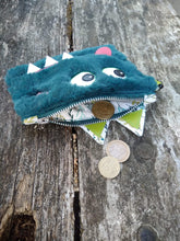 Charger l'image dans la galerie, Patron couture et tutoriel Mes rigolos aux grands crocs - pochette bandoulière loup -porte-monnaie loup- sac loup
