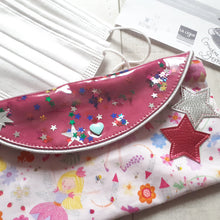 Charger l&#39;image dans la galerie, Tutoriel couture de La pochette range-masque Girly
