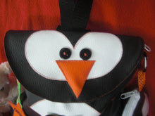 Charger l&#39;image dans la galerie, Sac d&#39;école maternelle/crèche/sac à goûter/sac à doudou enfant pingouin en simili cuir noir et blanc
